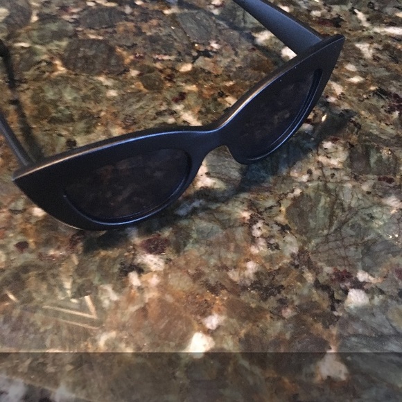 ❤️❤️❤️❤️❤️LAST ONE!!!!➰CAT EYE SUNGLASSES ➰ - Picture 3 of 5